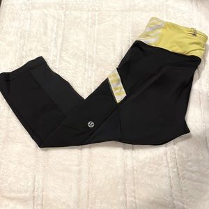 Lululemon run Mod Moves Crop. Black/Sizzle/Twin stripe sizzle.